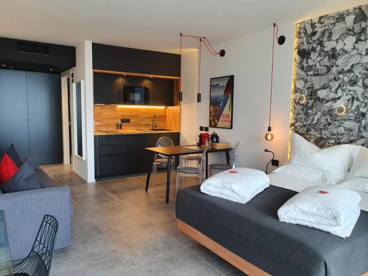 Visioni Lake View Boutique Rooms & Breakfast - Adults Friendly リーヴァ・デル・ガルダ エクステリア 写真